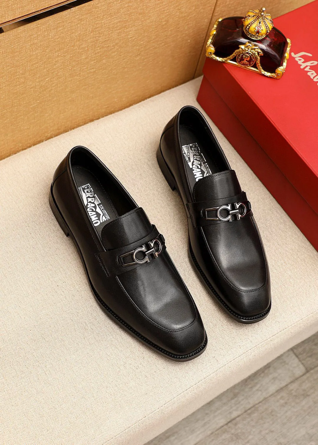 Men's shoes 💰460 💐 Product trademark: Ferragamo "Ferragamo" casual leather shoes Regular size: 38-44 (45.46🉑️customized) Product materials: Selected imported first-layer calfskin upper + luxury hardware buckle, imported water-dyed cowhide leather lining. Strong three-dimensional visual effect, original rubber outsole Color: 1⃣️color optional